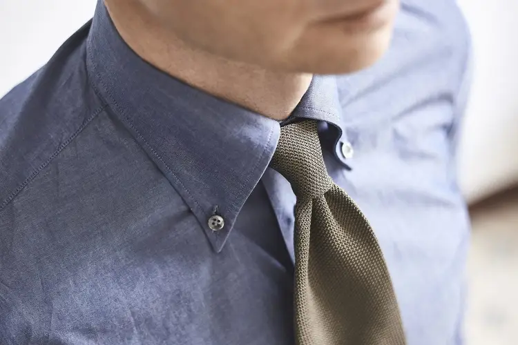 Krawat z grenadyny garza fina, khaki - na modelu