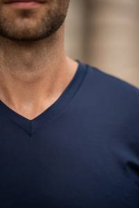 Granatowy T-shirt V-neck - Zack Roman