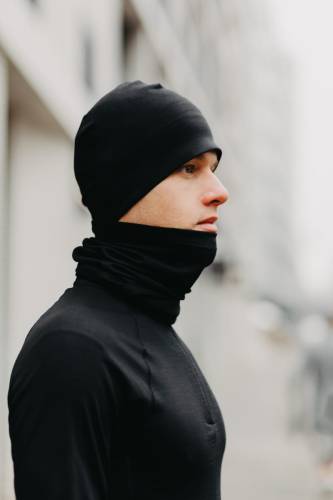 Komin sportowy z bawełny, czarny - na modelu, na szyi