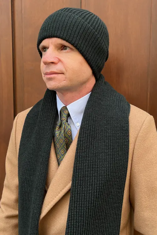 Szalik z wełny merino, zielony - na modelu, półprofil
