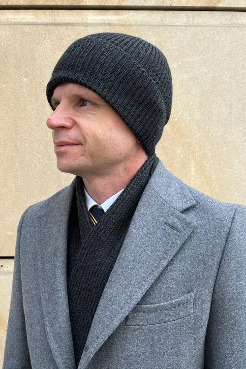 Czapka z wełny merino, szara - na modelu, do płaszcza