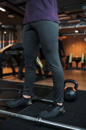 Legginsy sportowe z wełny merino, khaki - na modelu
