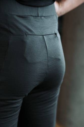 Legginsy sportowe z wełny merino, khaki - zbliżenie