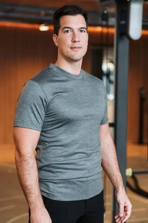 T-shirt sportowy Icefeel z wełny merino i eukaliptusa, szary melanż - na modelu, portret