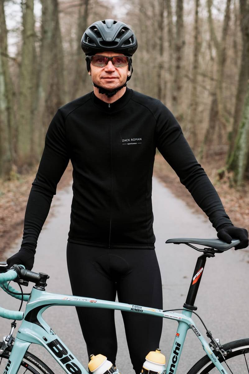 Roman Zaczkiewicz na rowerze w koszulce kolarskiej z wełny merino Zack Roman