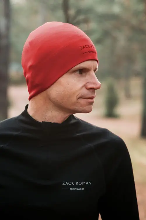 Czapka sportowa Expedition Extra Warm z wełny merino, czerwona, 283 gr - na modelu, w plenerze