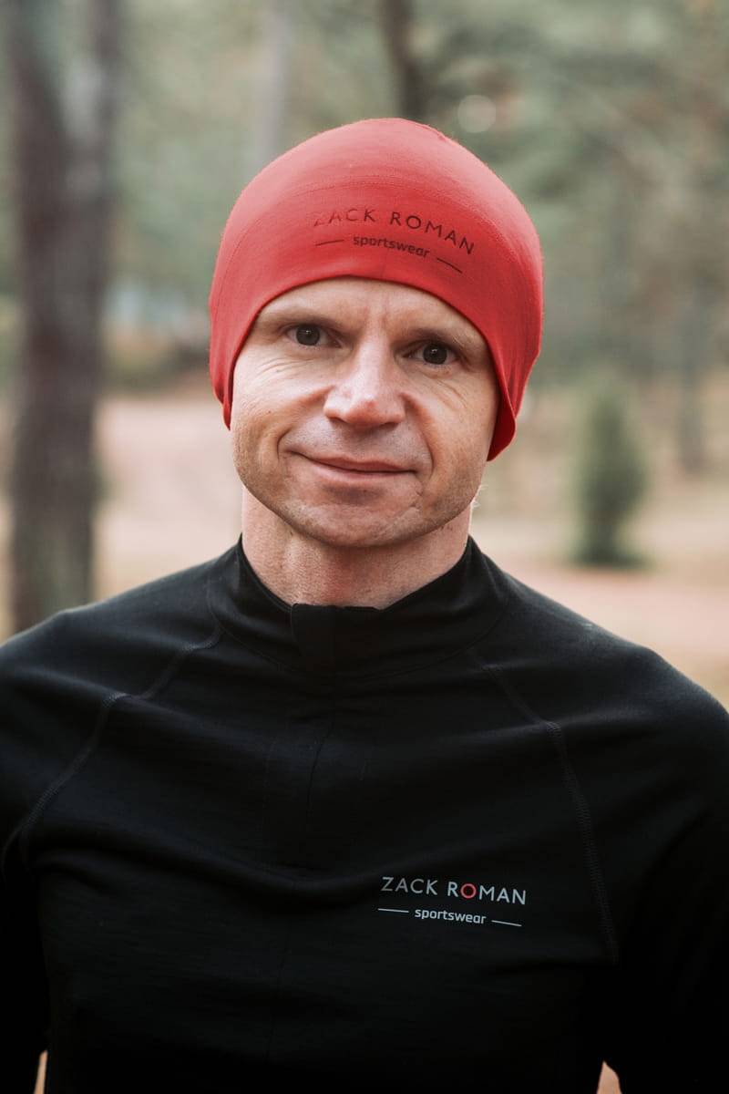 Roman Zaczkiewicz w czapce i longsleeve z wełny merino Zack Roman Sportswear