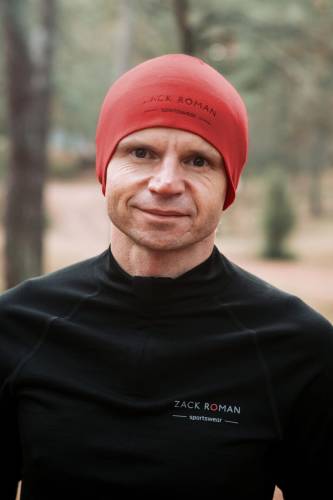 Czapka sportowa Expedition Extra Warm z wełny merino, czerwona, 283 gr - na modelu, widok z przodu
