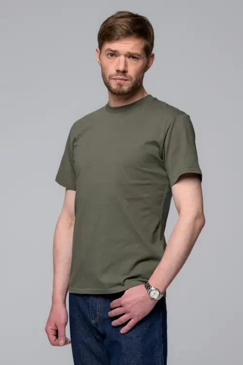 T-shirt Zack, bawełniany, khaki - na modelu, z boku
