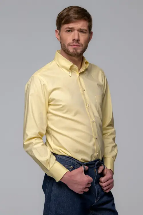 Żółta koszula OCBD, preppy, bawełna organiczna - na modelu