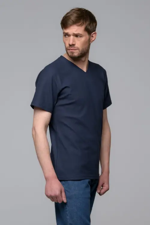 T-shirt V-neck Giro, granatowy - na modelu, z boku