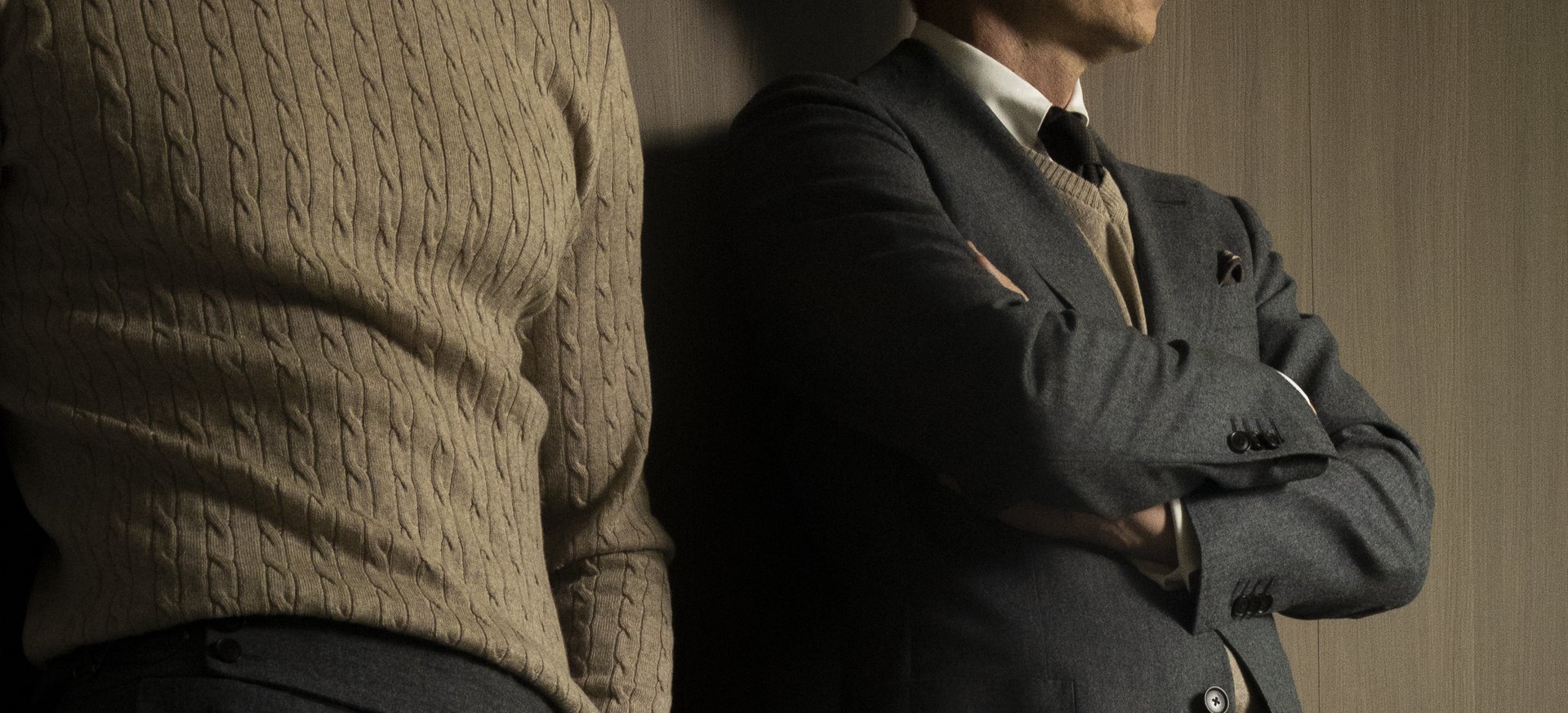 Sweter warkoczowy cashwool i szary garnitur flanelowy Biella z kolekcji Town & Country Zack Roman