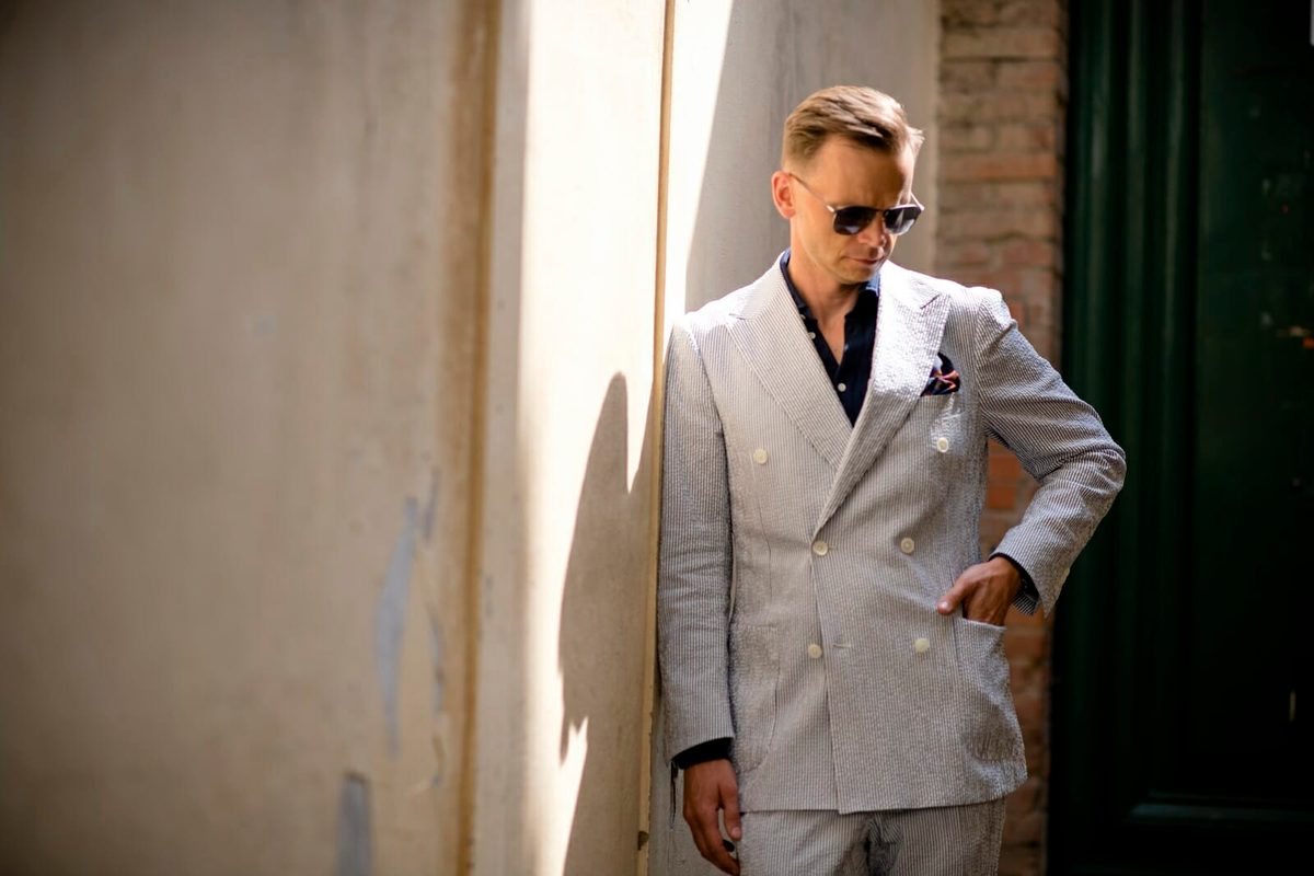 Roman Zaczkiewicz na Pitti Uomo 2017 w dwurzędowym garniturze z seersuckera Zack Roman