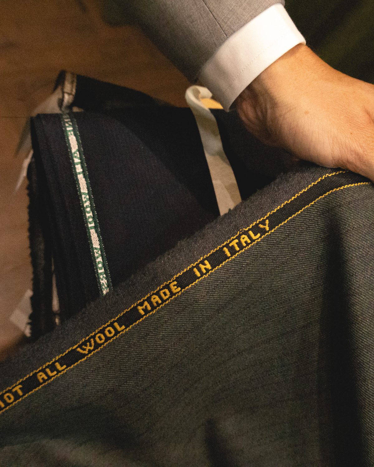 Tkanina cheviot z napisem All wool made in Italy